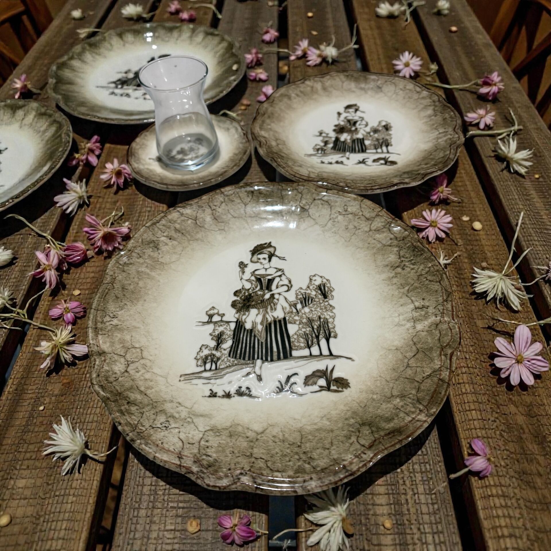 Ella Fulya Porselen Pasta ve Çay Seti 24 Parça Eskitme Desenli, Cam Çay Bardaklı Şık Sunum Seti